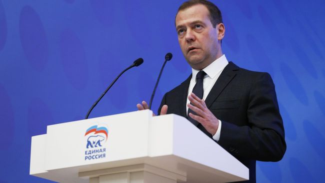 Дмитрий Медведев выступает на заседании парламентской фракции партии Единая Россия. 15 ноября 2016