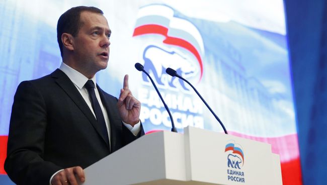Дмитрий Медведев выступает на заседании парламентской фракции партии Единая Россия. 15 ноября 2016 Дмитрий Медведев выступает на заседании парламентской фракции партии Единая Россия. 15 ноября 2016