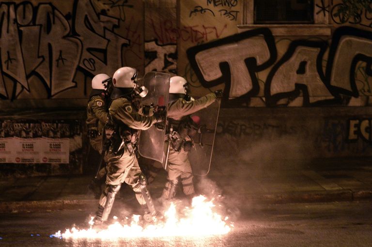 Сотрудники ОМОНа во время столкновений с демонстрантами, протестующих против визита президента США в Афинах, Греция. 15 ноября 2016