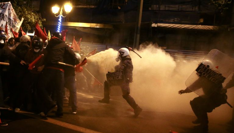 Сотрудники ОМОНа во время столкновений с демонстрантами, протестующими против визита президента США в Афинах, Греция. 15 ноября 2016 Сотрудники ОМОНа во время столкновений с демонстрантами, протестующими против визита президента США в Афинах, Греция. 15 ноября 2016