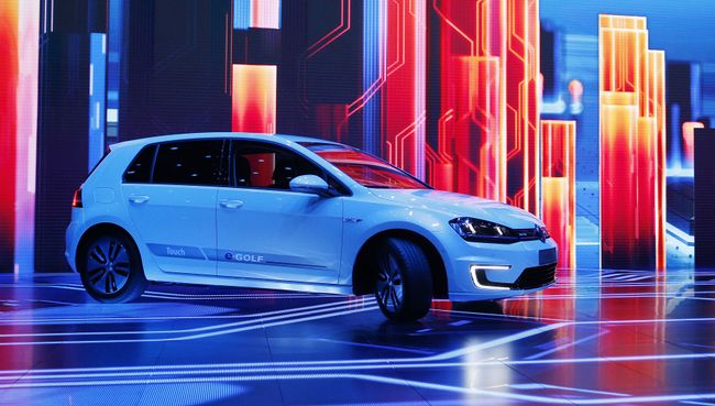 Электрокар Volkswagen e-Golf Touch. Архивное фото Электрокар Volkswagen e-Golf Touch. Архивное фото