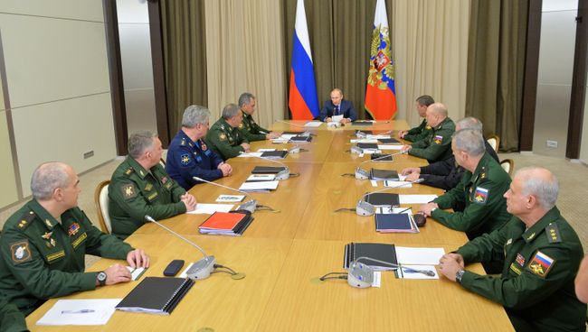 Президент РФ Владимир Путин проводит совещание с руководством министерства обороны и предприятий оборонно-промышленного комплекса. Архивное фото Президент РФ Владимир Путин проводит совещание с руководством министерства обороны и предприятий оборонно-промышленного комплекса. Архивное фото