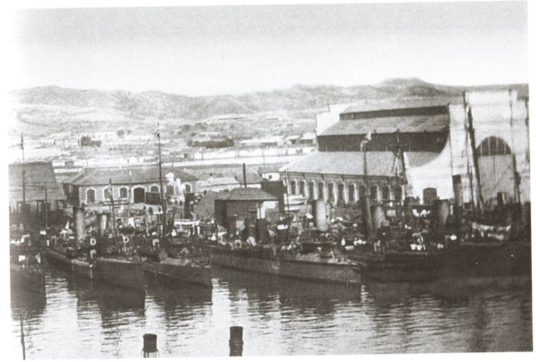 Русские миноносцы в гавани Порт-Артура. 1904 год Русские миноносцы в гавани Порт-Артура. 1904 год