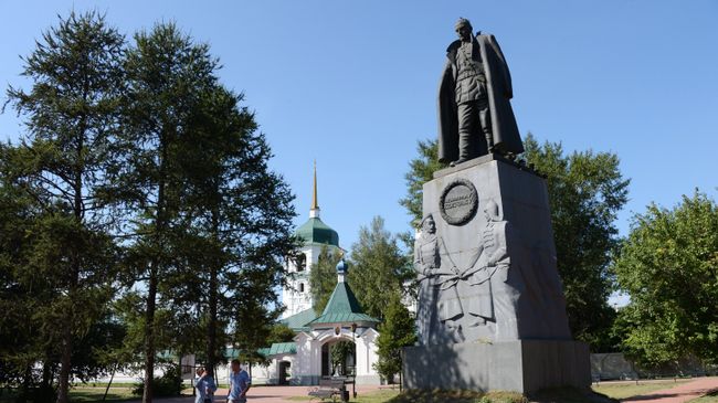 Памятник Александру Колчаку, установленный на месте расстрела адмирала возле Знаменского православного женского монастыря на берегу реки Ангары в Иркутске. Архивное фото Памятник Александру Колчаку, установленный на месте расстрела адмирала возле Знаменского православного женского монастыря на берегу реки Ангары в Иркутске. Архивное фото