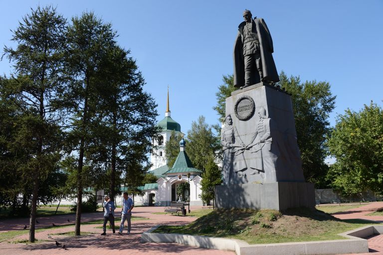 Памятник Александру Колчаку, установленный на месте расстрела адмирала возле Знаменского православного женского монастыря на берегу реки Ангары в Иркутске