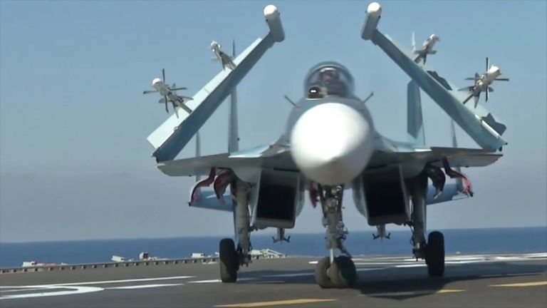 Истребитель Су-33 на палубе тяжёлого авианесущего крейсера Адмирал Флота Советского Союза Кузнецов у берегов Сирии в Средиземном море Истребитель Су-33 на палубе тяжёлого авианесущего крейсера Адмирал Флота Советского Союза Кузнецов у берегов Сирии в Средиземном море