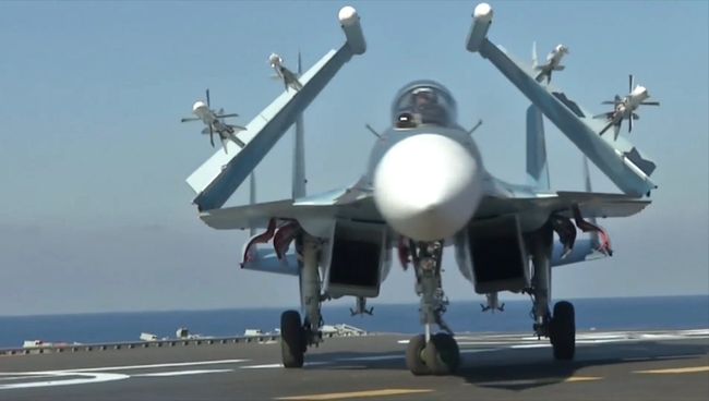 Истребитель Су-33 на палубе тяжёлого авианесущего крейсера Адмирал Флота Советского Союза Кузнецов у берегов Сирии в Средиземном море Истребитель Су-33 на палубе тяжёлого авианесущего крейсера Адмирал Флота Советского Союза Кузнецов у берегов Сирии в Средиземном море