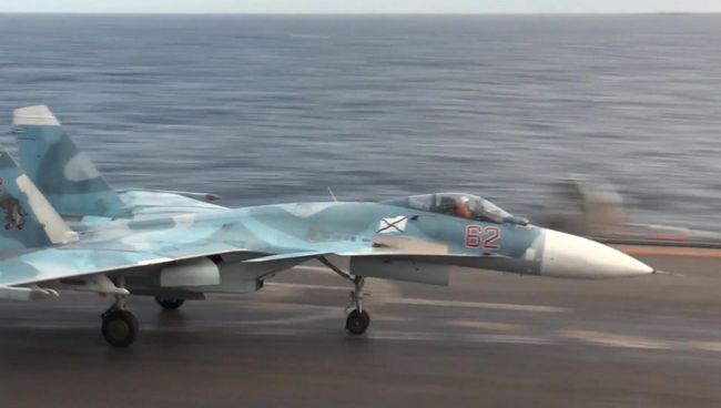 Истребитель Су-33 на палубе тяжёлого авианесущего крейсера Адмирал Флота Советского Союза Кузнецов у берегов Сирии в Средиземном море. Архив Истребитель Су-33 на палубе тяжёлого авианесущего крейсера Адмирал Флота Советского Союза Кузнецов у берегов Сирии в Средиземном море. Архив