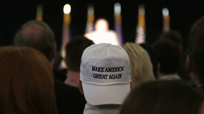 Сторонник Дональда Трампа в бейсболке со слоганом Сделаем Америку великой снова. Архивное фото Сторонник Дональда Трампа в бейсболке со слоганом Сделаем Америку великой снова. Архивное фото