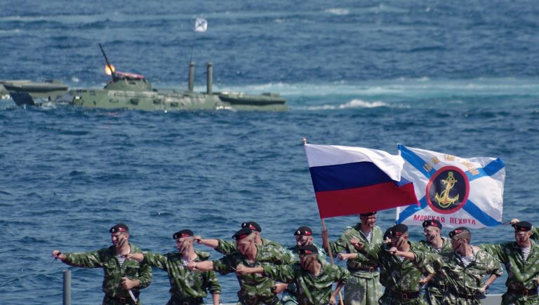 Морские пехотинцы во время празднования Дня Военно-морского флота России в Севастополе Морские пехотинцы во время празднования Дня Военно-морского флота России в Севастополе