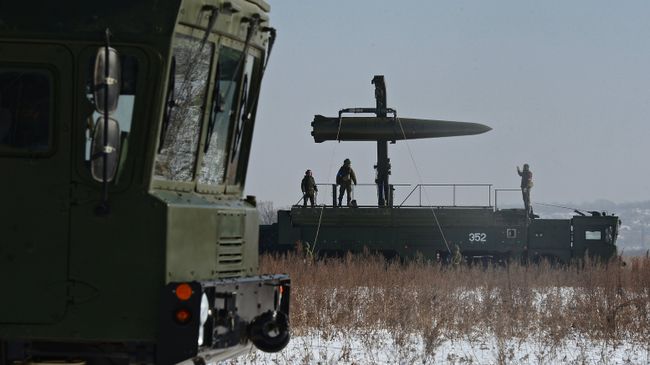 Загрузка ракеты на самоходную пусковую установку ракетного комплекса Искандер-М. Архивное фото Загрузка ракеты на самоходную пусковую установку ракетного комплекса Искандер-М. Архивное фото