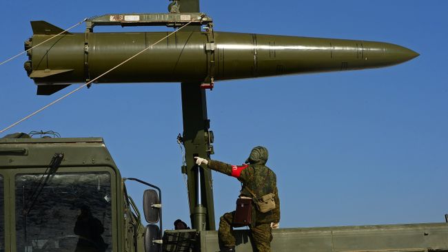 Загрузка ракеты на самоходную пусковую установку ракетного комплекса Искандер-М. Архивное фото Загрузка ракеты на самоходную пусковую установку ракетного комплекса Искандер-М. Архивное фото