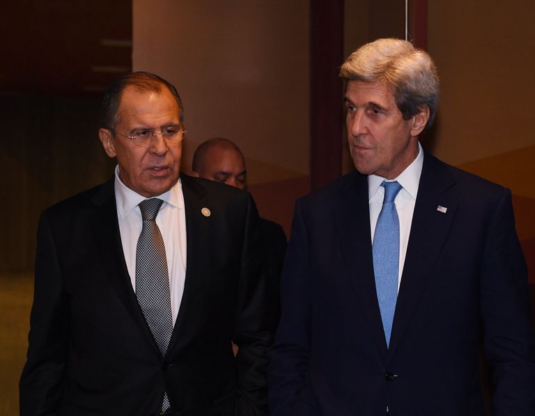 Министр иностранных дел РФ Сергей Лавров (слева) и госсекретарь США Джон Керри после встречи в Лиме на полях саммита АТЭС Министр иностранных дел РФ Сергей Лавров (слева) и госсекретарь США Джон Керри после встречи в Лиме на полях саммита АТЭС