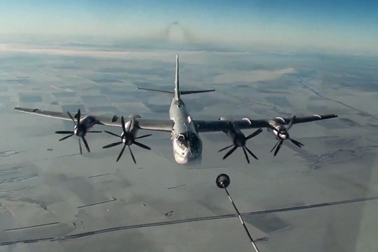 Стратегический бомбардировщик-ракетоносец Ту-95МС ВКС РФ во время полета для нанесения авиаудара по объектам террористов в Сирии. 17 ноября 2016 Стратегический бомбардировщик-ракетоносец Ту-95МС ВКС РФ во время полета для нанесения авиаудара по объектам террористов в Сирии. 17 ноября 2016