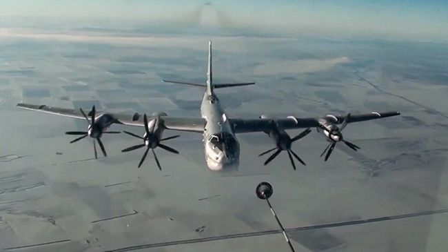 Стратегический бомбардировщик-ракетоносец Ту-95МС ВКС РФ во время полета для нанесения авиаудара по объектам террористов в Сирии Стратегический бомбардировщик-ракетоносец Ту-95МС ВКС РФ во время полета для нанесения авиаудара по объектам террористов в Сирии