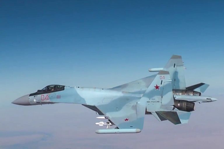 Самолет Су-30 ВКС РФ во время нанесения авиаудара по объектам террористов в Сирии. 17 ноября 2016 Самолет Су-30 ВКС РФ во время нанесения авиаудара по объектам террористов в Сирии. 17 ноября 2016