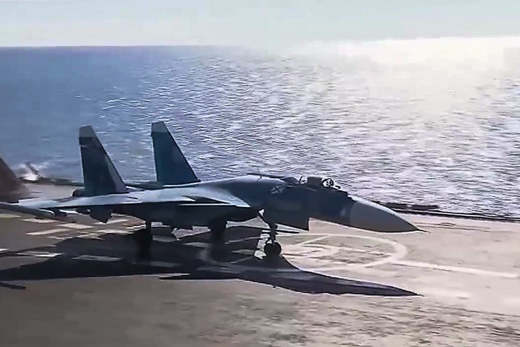 Корабельный истребитель Су-33 ВКС РФ перед взлетом с авианосца Адмирал Кузнецов для нанесения авиаудара по объектам террористов в Сирии. 17 ноября 2016 Корабельный истребитель Су-33 ВКС РФ перед взлетом с авианосца Адмирал Кузнецов для нанесения авиаудара по объектам террористов в Сирии. 17 ноября 2016 - РИА Новости, 1920, 24.12.2020