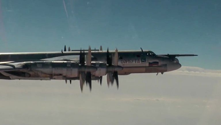 Стратегический бомбардировщик-ракетоносец Ту-95МС ВКС РФ во время полета для нанесения авиаудара крылатыми ракетами по объектам незаконных вооруженных формирований на территории Сирийской Арабской Республики Стратегический бомбардировщик-ракетоносец Ту-95МС ВКС РФ во время полета для нанесения авиаудара крылатыми ракетами по объектам незаконных вооруженных формирований на территории Сирийской Арабской Республики