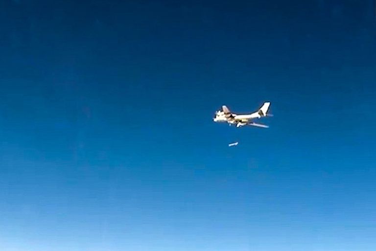 Стратегический бомбардировщик-ракетоносец Ту-95МС ВКС РФ во время нанесения авиаудара крылатыми ракетами по объектам незаконных вооруженных формирований на территории Сирийской Арабской Республики Стратегический бомбардировщик-ракетоносец Ту-95МС ВКС РФ во время нанесения авиаудара крылатыми ракетами по объектам незаконных вооруженных формирований на территории Сирийской Арабской Республики