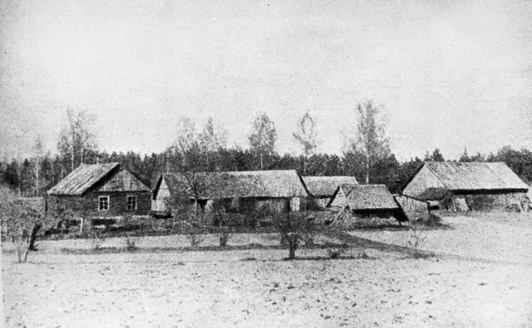 Усадьба крестьянина-кулака в Курляндской губернии (Латвийская ССР, ныне Латвия) Усадьба крестьянина-кулака в Курляндской губернии (Латвийская ССР, ныне Латвия)