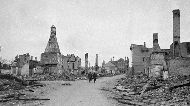 Латвийский город Елгава (Митава), разрушенный немецкими захватчиками. 1945 год. Архивное фото Латвийский город Елгава (Митава), разрушенный немецкими захватчиками. 1945 год. Архивное фото