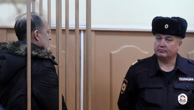 Генеральный директор НТ-Фарма Евгений Султанов, обвиняемый в хищении средств, выделенных корпорацией Роснано на строительство фармацевтического производства, в Басманном суде Москвы Генеральный директор НТ-Фарма Евгений Султанов, обвиняемый в хищении средств, выделенных корпорацией Роснано на строительство фармацевтического производства, в Басманном суде Москвы