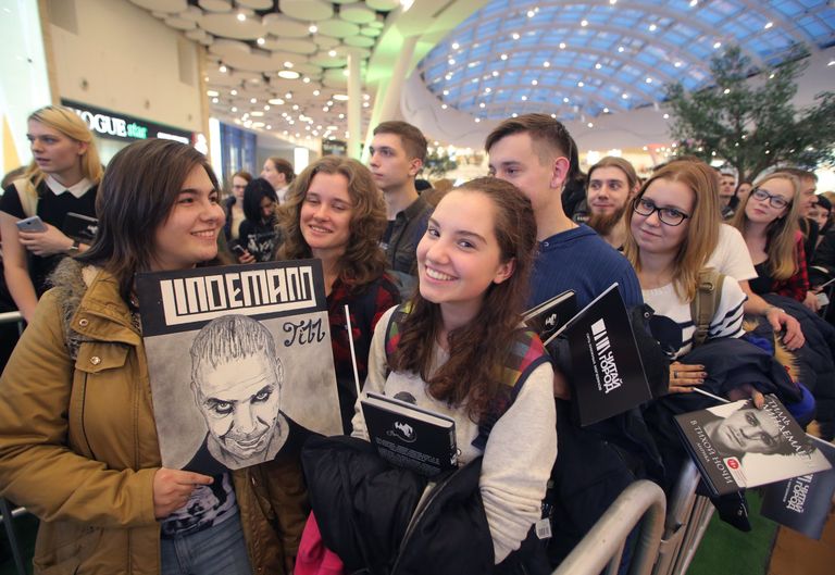 Презентация книги солиста группы Rammstein Тилля Линдеманна В тихой ночи. Лирика в торговом центре Колумбус в Москве
