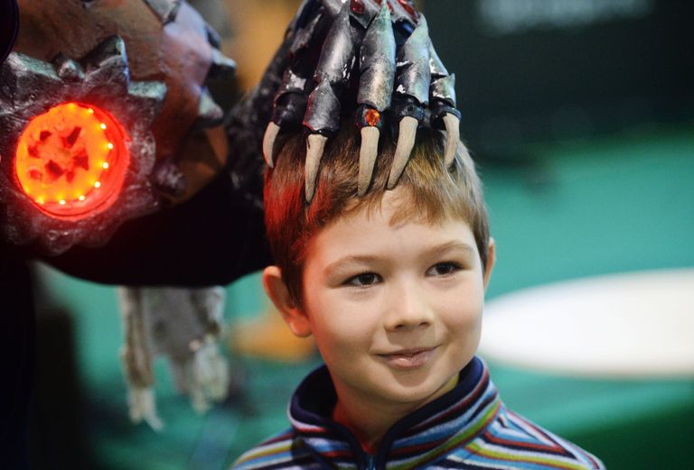 Мальчик на выставке 3D Print Expo 2016 в Москве Мальчик на выставке 3D Print Expo 2016 в Москве