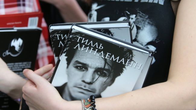 Презентация книги солиста группы Rammstein Тилля Линдеманна В тихой ночи. Лирика в торговом центре Колумбус в Москве Презентация книги солиста группы Rammstein Тилля Линдеманна В тихой ночи. Лирика в торговом центре Колумбус в Москве