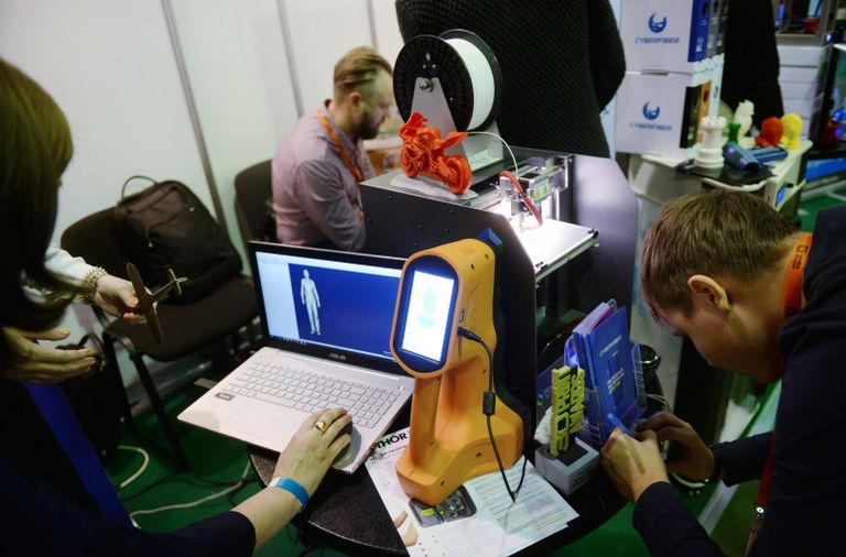Демонстрация 3d-печати на выставке 3D Print Expo 2016 в Москве Демонстрация 3d-печати на выставке 3D Print Expo 2016 в Москве