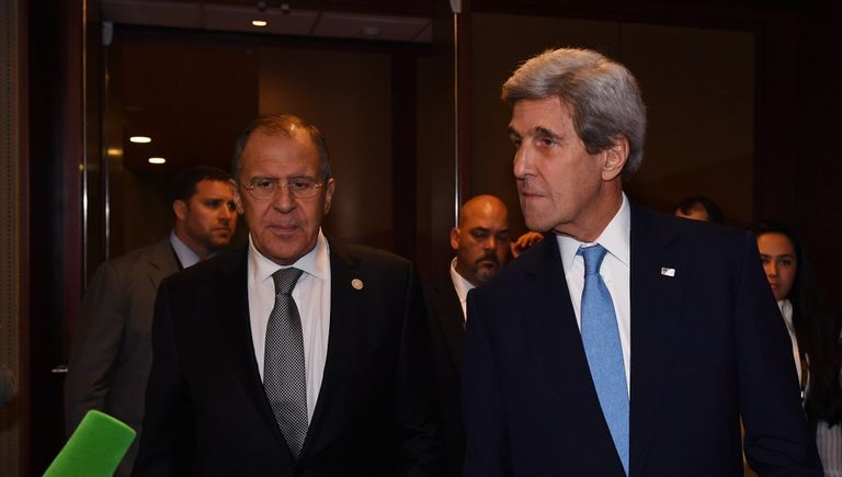 Министр иностранных дел РФ Сергей Лавров и госсекретарь США Джон Керри после встречи в Лиме на полях саммита АТЭС Министр иностранных дел РФ Сергей Лавров и госсекретарь США Джон Керри после встречи в Лиме на полях саммита АТЭС