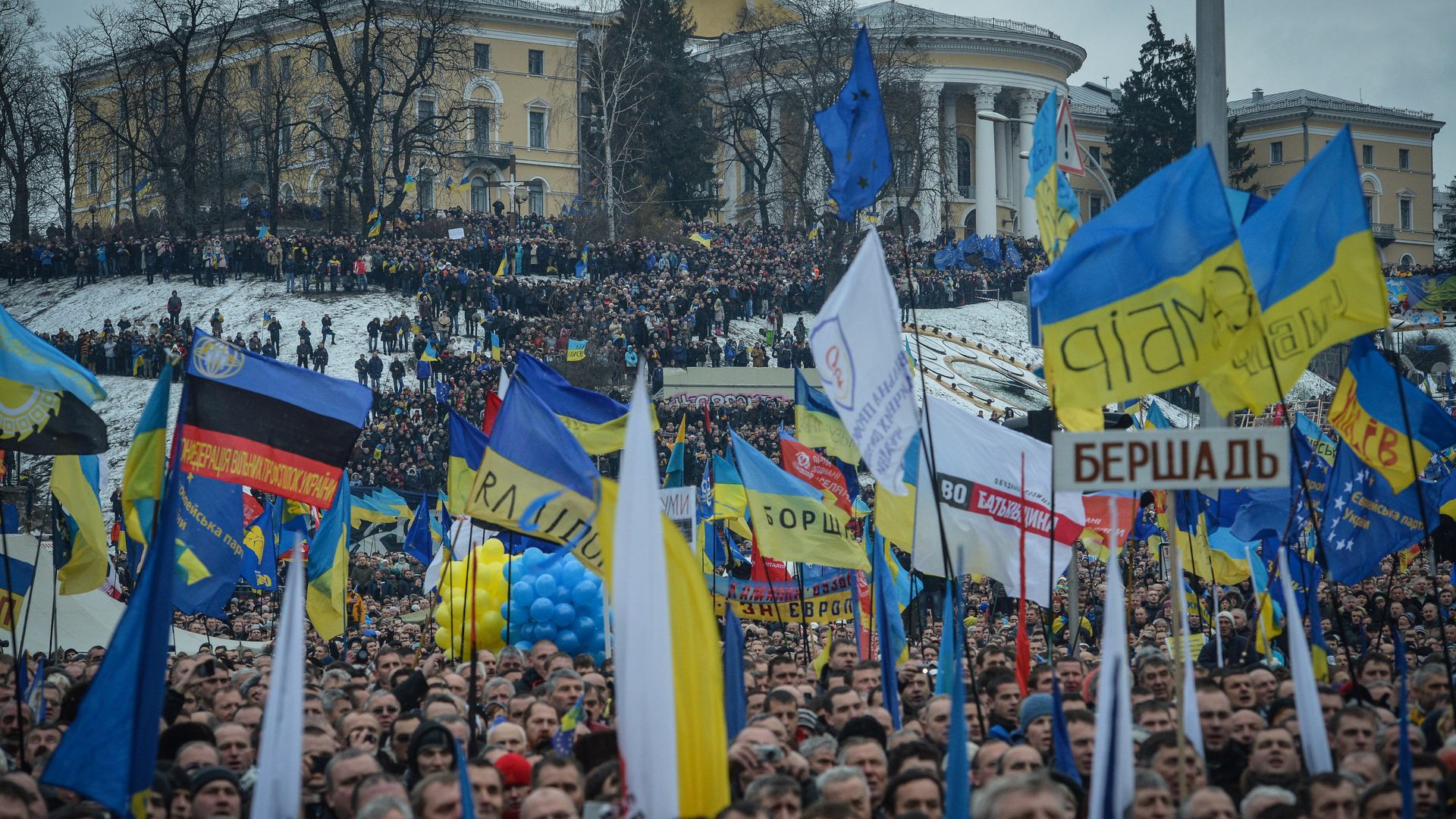 Сторонники евроинтеграции Украины во время митинга на площади Независимости в Киеве Сторонники евроинтеграции Украины во время митинга на площади Независимости в Киеве - РИА Новости, 1920, 17.02.2021
