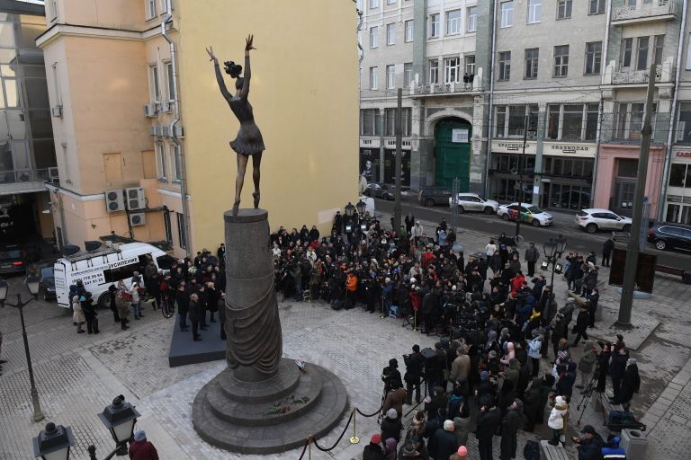 Жители Москвы на открытии памятника балерине Майе Плисецкой на улице Большая Дмитровка Жители Москвы на открытии памятника балерине Майе Плисецкой на улице Большая Дмитровка