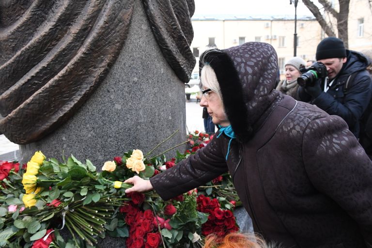 Жители Москвы возлагают цветы к памятнику балерине Майе Плисецкой на улице Большая Дмитровка Жители Москвы возлагают цветы к памятнику балерине Майе Плисецкой на улице Большая Дмитровка