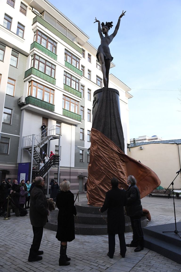 Памятник балерине Майе Плисецкой открыт в Москве на улице Большая Дмитровка Памятник балерине Майе Плисецкой открыт в Москве на улице Большая Дмитровка