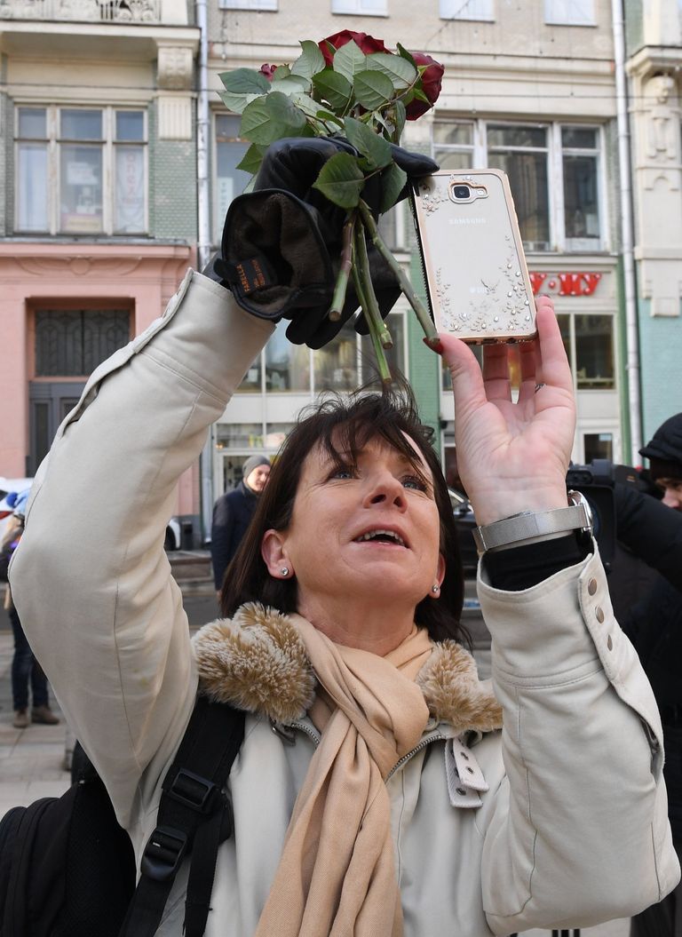 Жители Москвы на открытии памятника балерине Майе Плисецкой на улице Большая Дмитровка Жители Москвы на открытии памятника балерине Майе Плисецкой на улице Большая Дмитровка