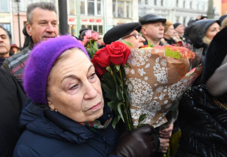 Жители Москвы на открытии памятника балерине Майе Плисецкой на улице Большая Дмитровка Жители Москвы на открытии памятника балерине Майе Плисецкой на улице Большая Дмитровка