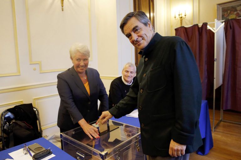 Экс-премьер Франции Франсуа Фийон голосует на президентских праймериз правых и центристов во Франции Экс-премьер Франции Франсуа Фийон голосует на президентских праймериз правых и центристов во Франции