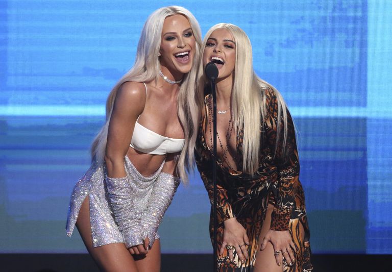 Бьюти-блогер Великолепная Гиги и певица Рекса Биби на American Music Awards, 20 ноября 2016 Бьюти-блогер Великолепная Гиги и певица Рекса Биби на American Music Awards, 20 ноября 2016