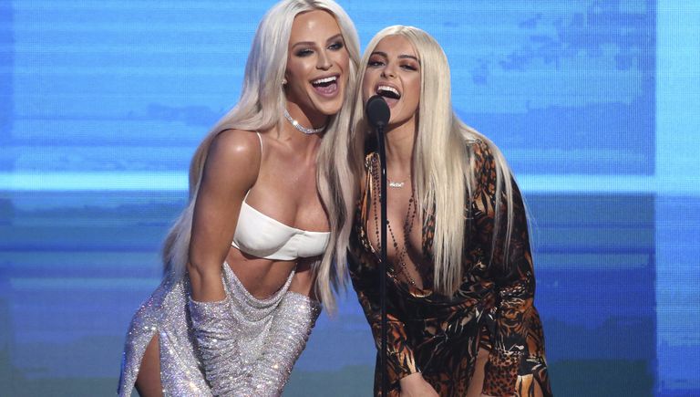 Бьюти-блогер Великолепная Гиги и певица Рекса Биби на American Music Awards, 20 ноября 2016 Бьюти-блогер Великолепная Гиги и певица Рекса Биби на American Music Awards, 20 ноября 2016
