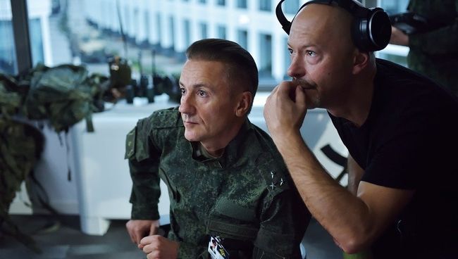 Актер Олег Меньшиков и режиссер Федор Бондарчук во время съемок фильма Притяжение. Архивное фото Актер Олег Меньшиков и режиссер Федор Бондарчук во время съемок фильма Притяжение. Архивное фото