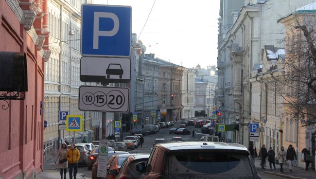 Платная парковка на улице Петровка в Москве. Архивное фото Платная парковка на улице Петровка в Москве. Архивное фото