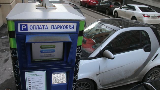 Платная парковка в Сандуновском переулке в Москве. Архивное фото Платная парковка в Сандуновском переулке в Москве. Архивное фото