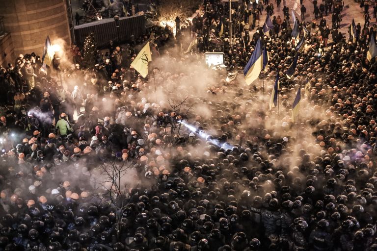 Сотрудники спецподразделения милиции Беркут и сторонники евроинтеграции на площади Независимости в Киеве. Декабрь 2013 года Сотрудники спецподразделения милиции Беркут и сторонники евроинтеграции на площади Независимости в Киеве. Декабрь 2013 года