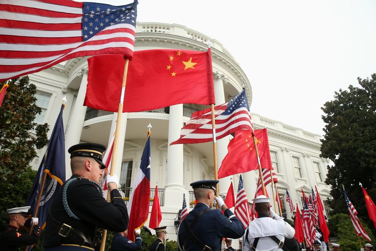 Почетный караул у Белого дома в Вашингтоне с флагами США и Китая Почетный караул у Белого дома в Вашингтоне с флагами США и Китая