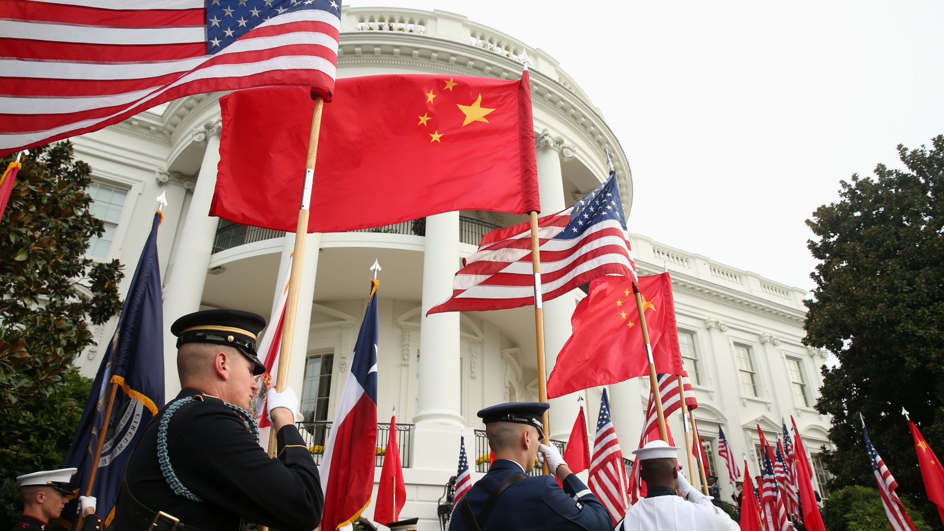 Почетный караул у Белого дома в Вашингтоне с флагами США и Китая Почетный караул у Белого дома в Вашингтоне с флагами США и Китая - РИА Новости, 1920, 03.09.2022
