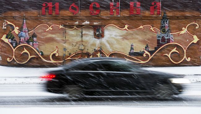 Автомобиль во время снегопада в Москве Автомобиль во время снегопада в Москве