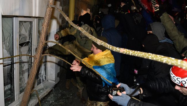 Участники акции, посвященной годовщине начала событий на Майдане, разбивают окна в офисе украинского политического деятеля Виктора Медведчука Участники акции, посвященной годовщине начала событий на Майдане, разбивают окна в офисе украинского политического деятеля Виктора Медведчука