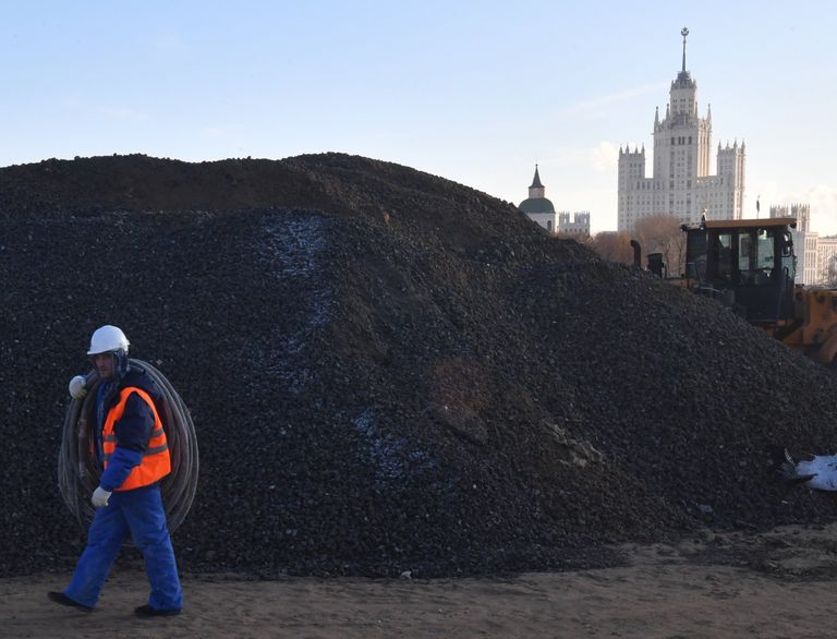 Рабочий на строительстве парка Зарядье в Москве Рабочий на строительстве парка Зарядье в Москве
