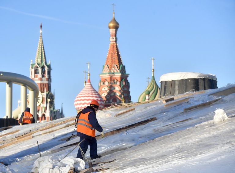 Рабочий на строительстве парка Зарядье в Москве Рабочий на строительстве парка Зарядье в Москве